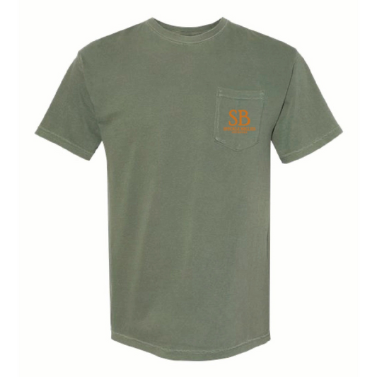 This Speckled Bellies "Beagle" short sleeve t-shirt combines classic comfort with distinctive style. Crafted from 100% cotton, it offers breathable softness ideal for everyday wear. The detailed graphic features a beagle chasing a rabbit, capturing an energetic outdoor spirit. A convenient chest pocket adds subtle practicality without compromising the shirt’s clean design. Perfect for those who appreciate quality fabric and nature-inspired imagery in their casual wardrobe.