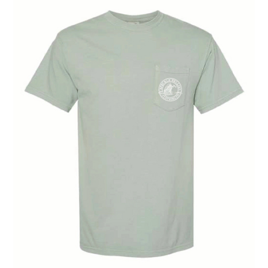 Crafted from 100% cotton, the Speckle Bellies-Lab Duck Stamp Short Sleeve Pocket Tee combines comfort with distinctive style. This expertly designed shirt showcases a classic lab and duck stamp graphic on the back, making it an ideal choice for outdoor enthusiasts and collectors. The convenient front pocket adds both function and a casual touch, ensuring this tee performs well in both everyday and active settings. Denim Blue Only