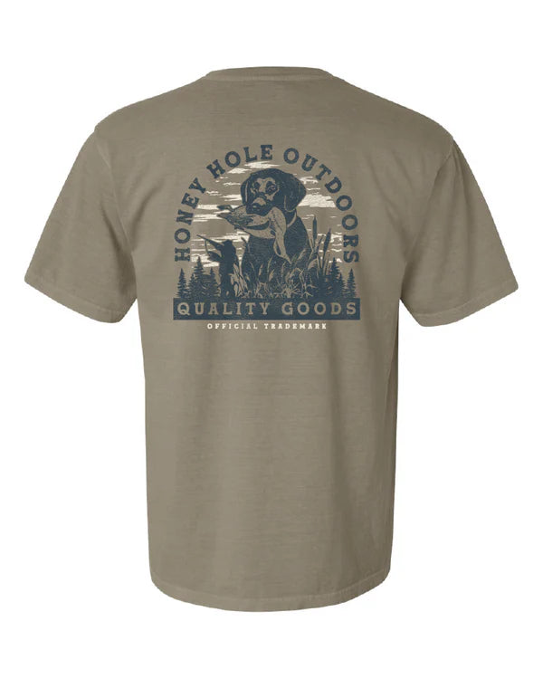 Designed for serious waterfowl hunters, the Short Sleeve Retriever features durable fabric in a muted olive khaki palette inspired by natural cattails and marsh environments. Its rifle-friendly cut ensures comfort and mobility during long hunts, while the subtle blue print adds a distinctive touch without sacrificing camouflage. Perfectly balancing function and style, this shirt supports your focus on the hunt in diverse outdoor conditions.