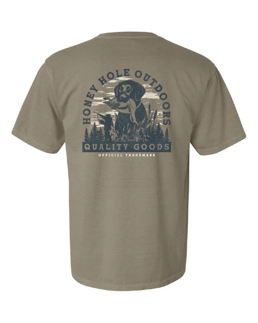 Designed for serious waterfowl hunters, the Short Sleeve Retriever features durable fabric in a muted olive khaki palette inspired by natural cattails and marsh environments. Its rifle-friendly cut ensures comfort and mobility during long hunts, while the subtle blue print adds a distinctive touch without sacrificing camouflage. Perfectly balancing function and style, this shirt supports your focus on the hunt in diverse outdoor conditions.