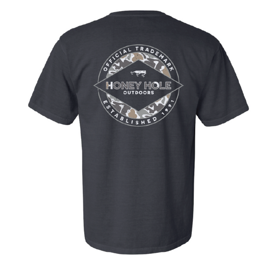This men's short sleeve t-shirt from Honey Hole features a soft and comfortable fabric, a charcoal color, and a camouflage logo. Expertly designed for all-day wear, this t-shirt is perfect for casual outings or outdoor activities. Stay stylish and comfortable with Honey Hole.