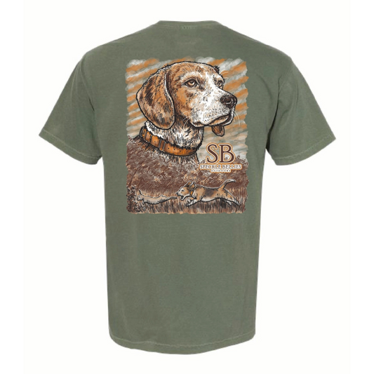 This Speckled Bellies "Beagle" short sleeve t-shirt combines classic comfort with distinctive style. Crafted from 100% cotton, it offers breathable softness ideal for everyday wear. The detailed graphic features a beagle chasing a rabbit, capturing an energetic outdoor spirit. A convenient chest pocket adds subtle practicality without compromising the shirt’s clean design. Perfect for those who appreciate quality fabric and nature-inspired imagery in their casual wardrobe.