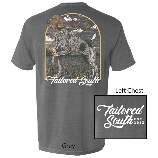 The Tailored South GSP Pointer Short Sleeve Pocket Tee combines classic comfort with refined outdoor style. Crafted from 100% cotton, this tee features a detailed GSP Pointer graphic in a pointing stance on the back, accompanied by quail in flight, capturing the spirit of upland hunting. The front pocket is accented with the Tailored South script, adding subtle branding. Perfect for enthusiasts seeking durable, breathable fabric paired with expert-inspired design details.